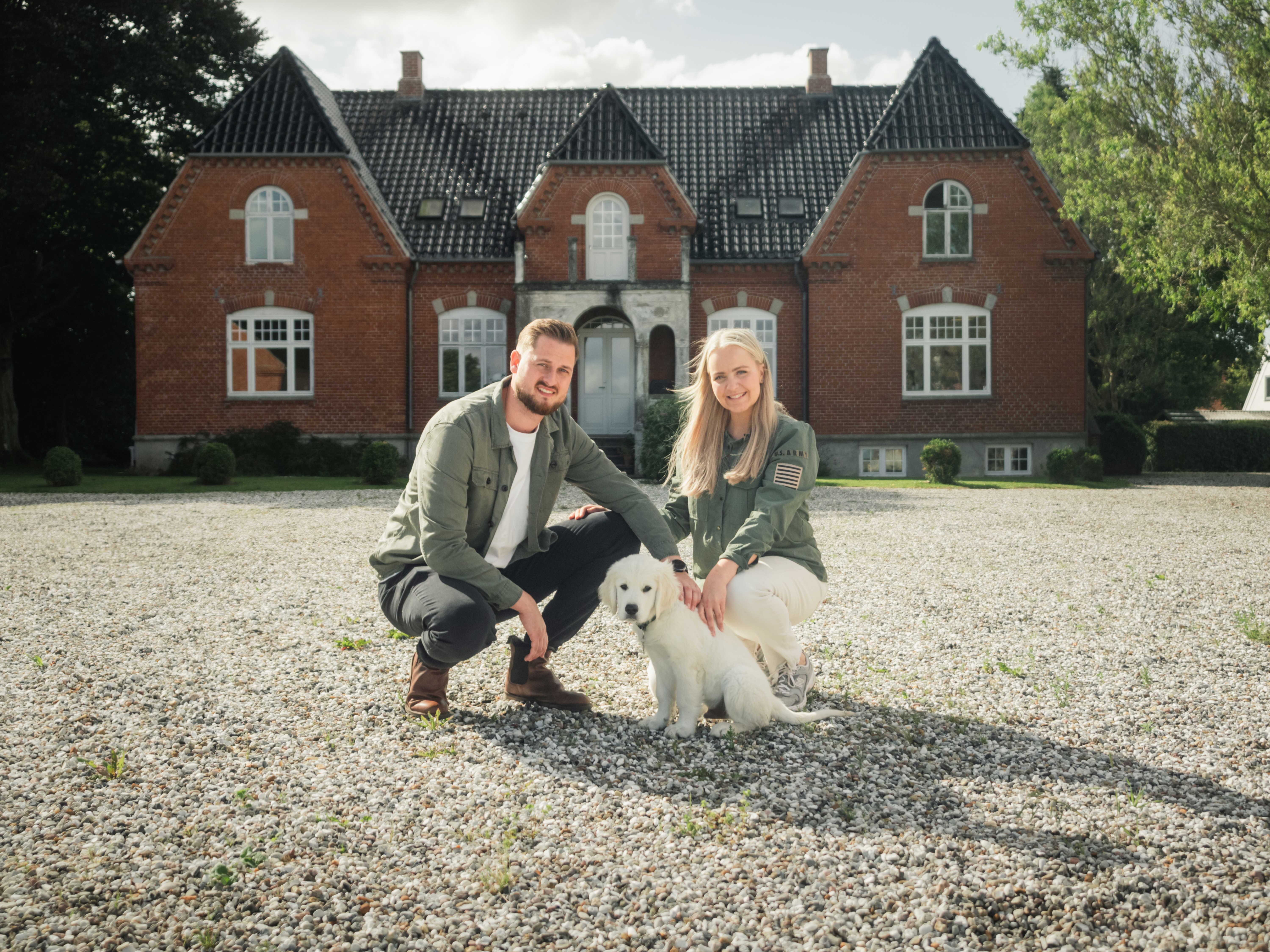 Et par foran deres landejendom i Skamby.