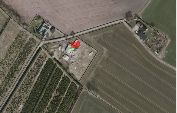 Luftfoto, hvor placeringen af huset er angivet med rød farve.