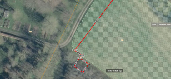 Oversigtsfoto over ejendommen, der viser placeringen af læskuret