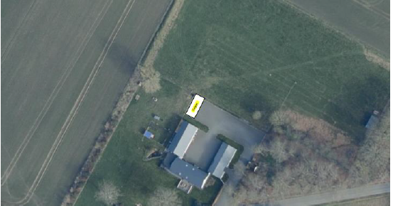 Oversigtsfoto over ejendommen, der viser placeringen af garagen.