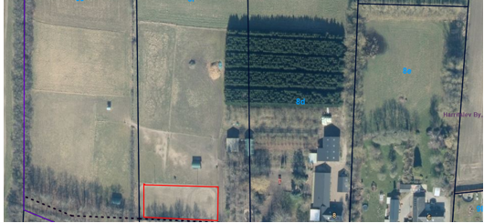 Oversigtstegning over ejendommen, hvor ridebanens placering er markeret.