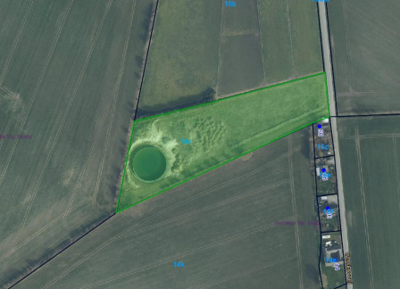 Fig. 1: På luftfotoet er markeret den aktuelle matrikel hvoraf gyllebeholderens placering tydeligt fremgår. Luftfoto 2023.