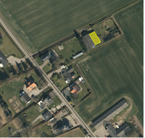 Oversigtsfoto, der viser placeringen af udhuset på ejendommen.