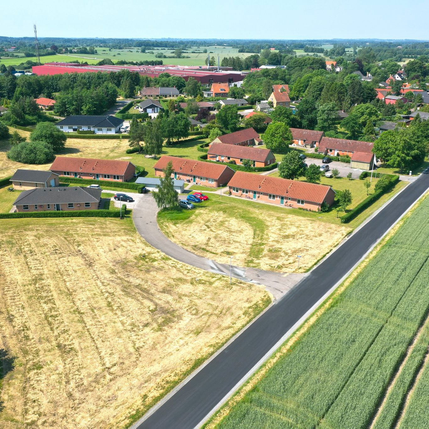 Dronebillede af nyere boligområde og ledige byggegrunde i Hårslev
