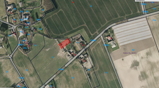 Oversigtskort over ejendommen, der viser placeringen af ridebanen.