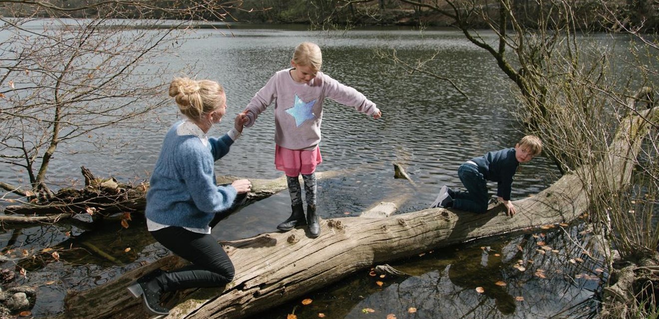 Mor med børn fotograferet ved Langesø, Nordfyn