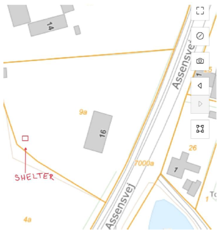 Oversigtstegning over ejendommen, der viser placeringen af shelteret