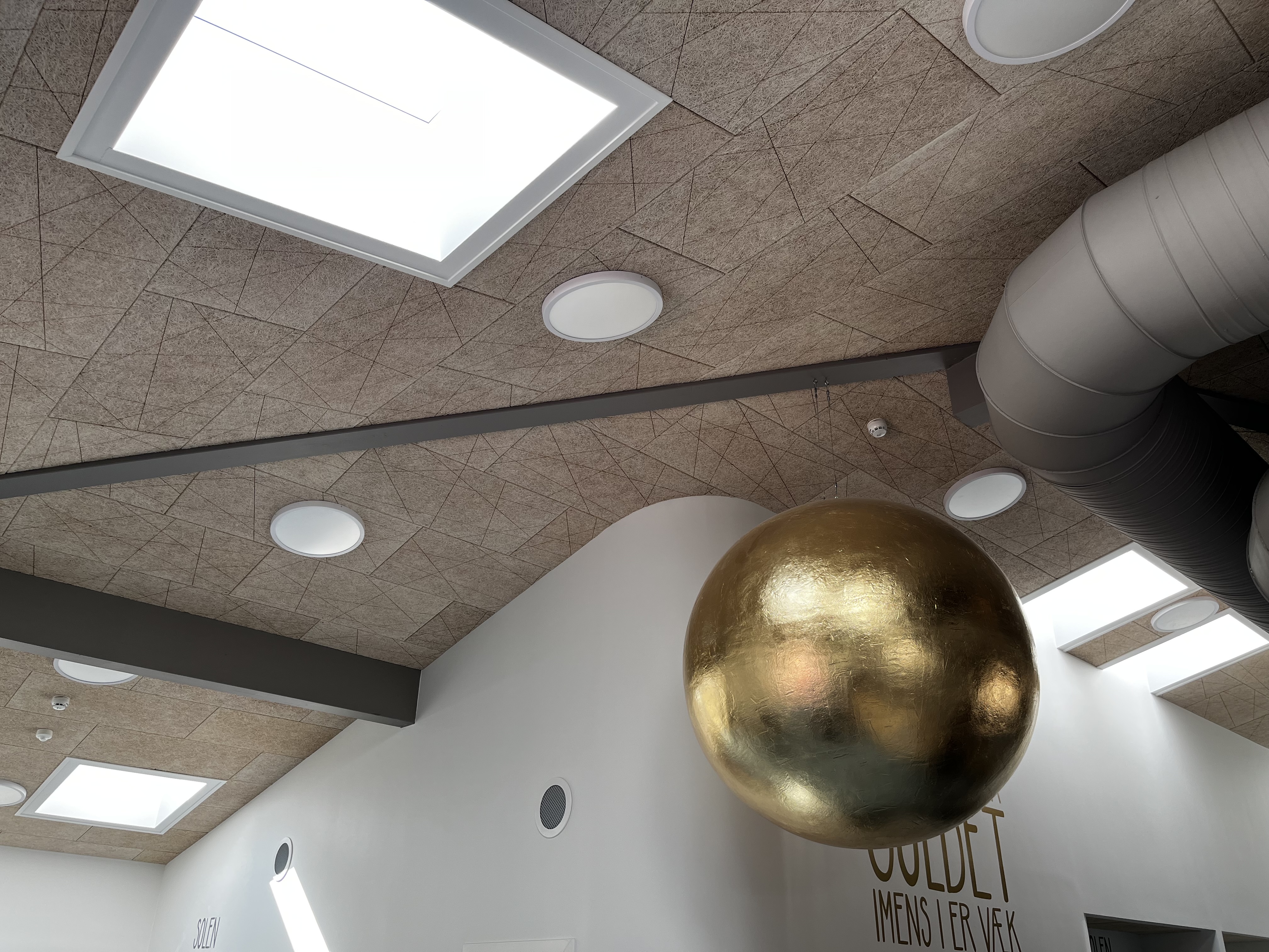 Kunstinstallation i loftet.