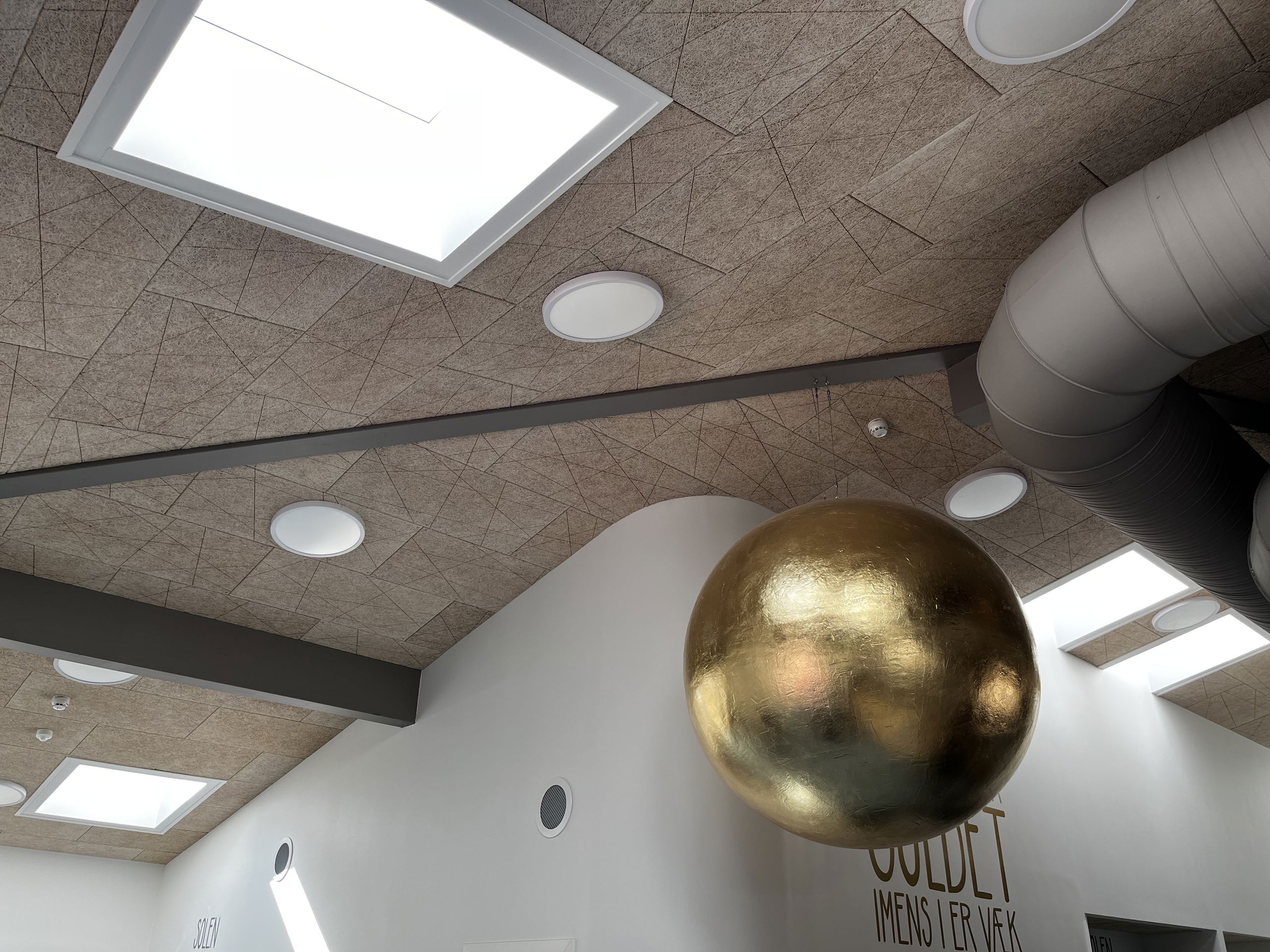 Kunstinstallation i loftet.