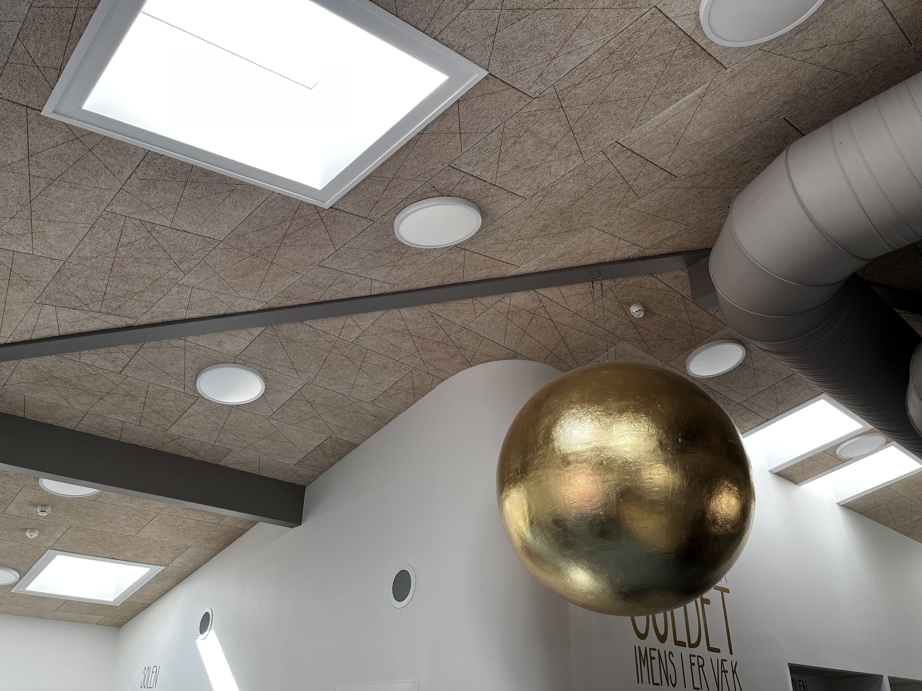 Kunstinstallation i loftet.