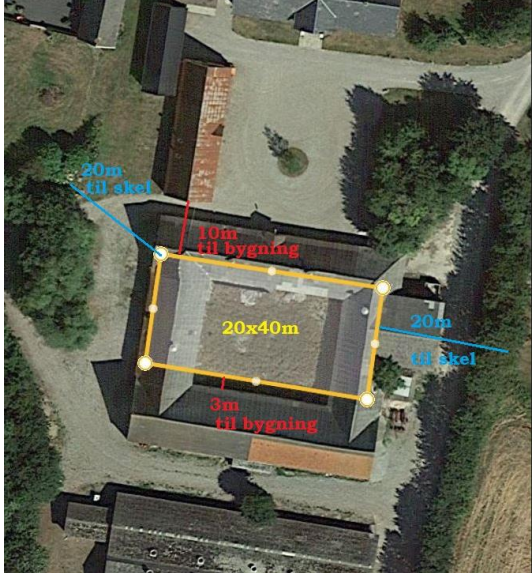 Oversigtsfoto, der viser placeringen af ridebanen på ejendommen