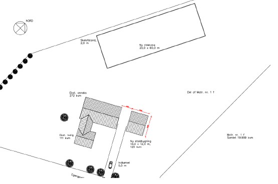 Oversigtstegning over ejendommen, der viser placeringen af stald og ridebane