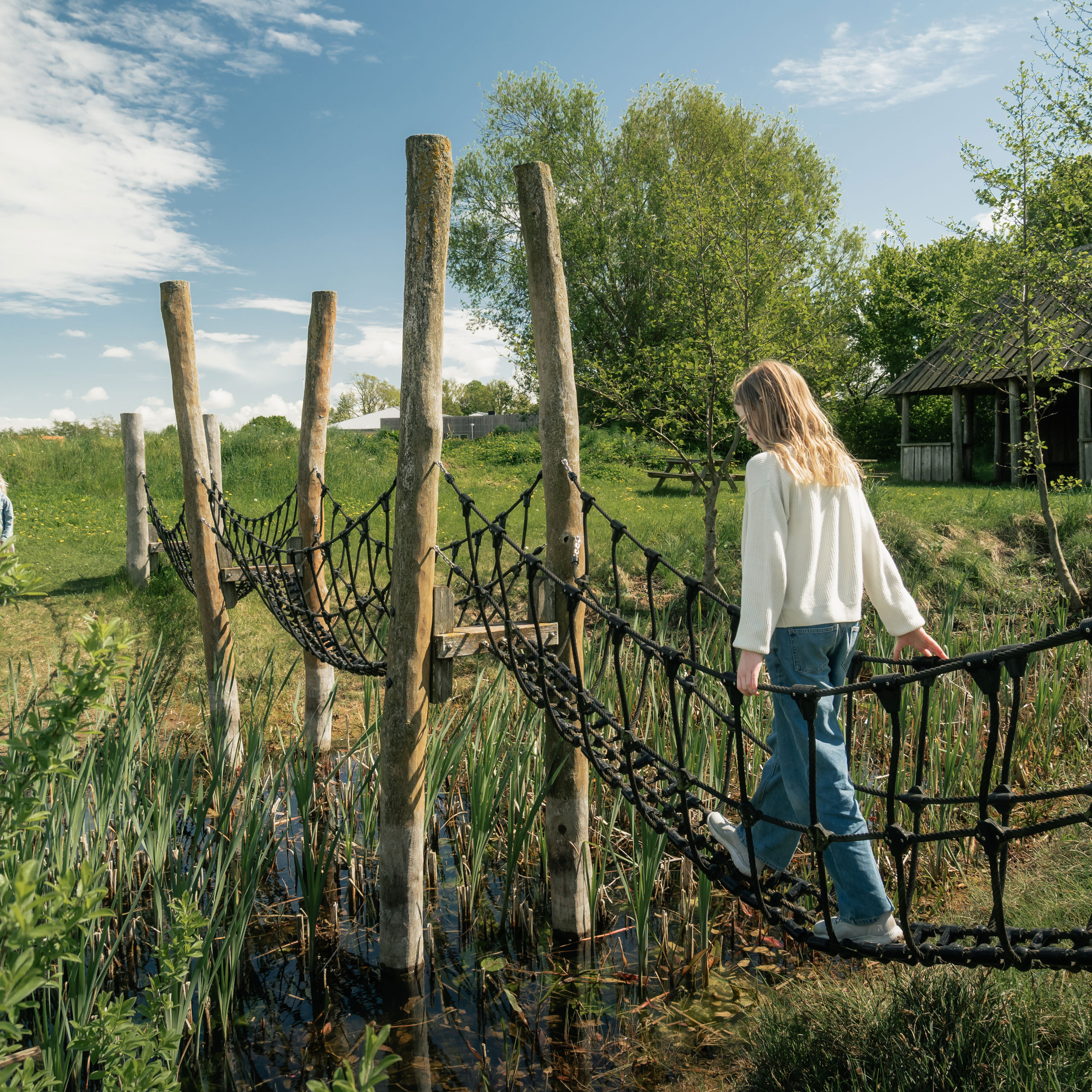 Børn, der udforsker området ved NatureMoves-legepladsen i Bogense