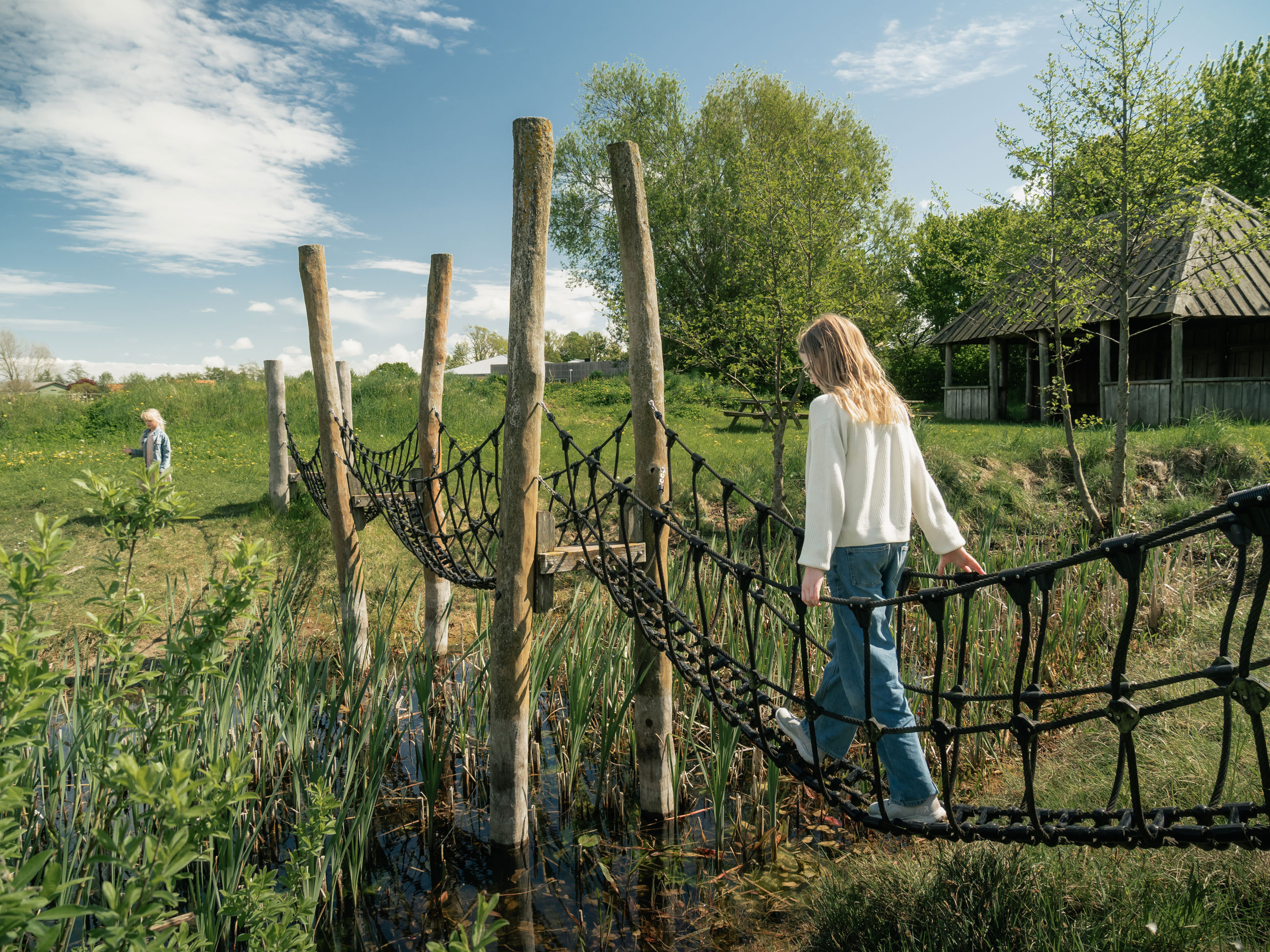 Børn, der udforsker området ved NatureMoves-legepladsen i Bogense
