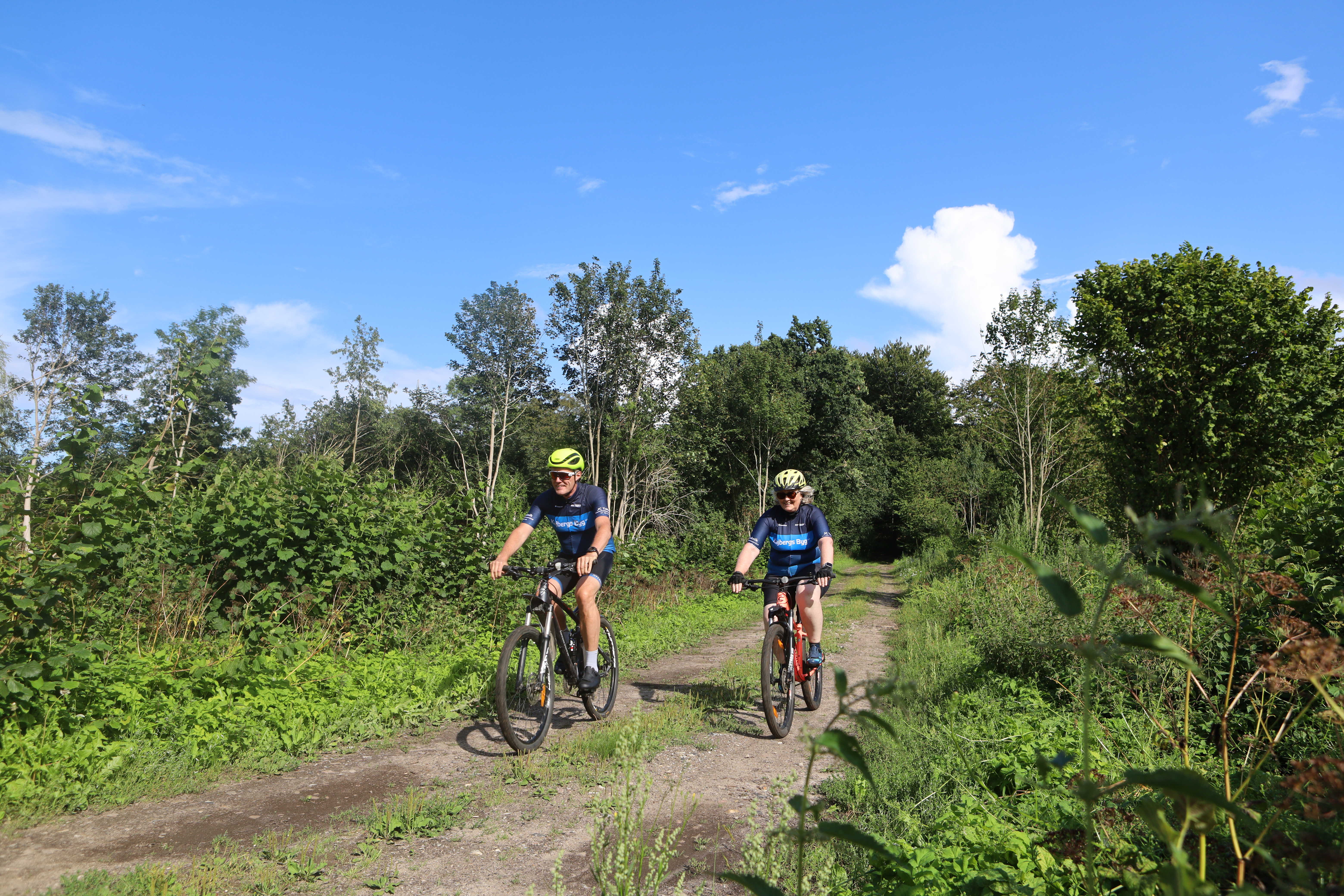 To personer på mountainbiketur.