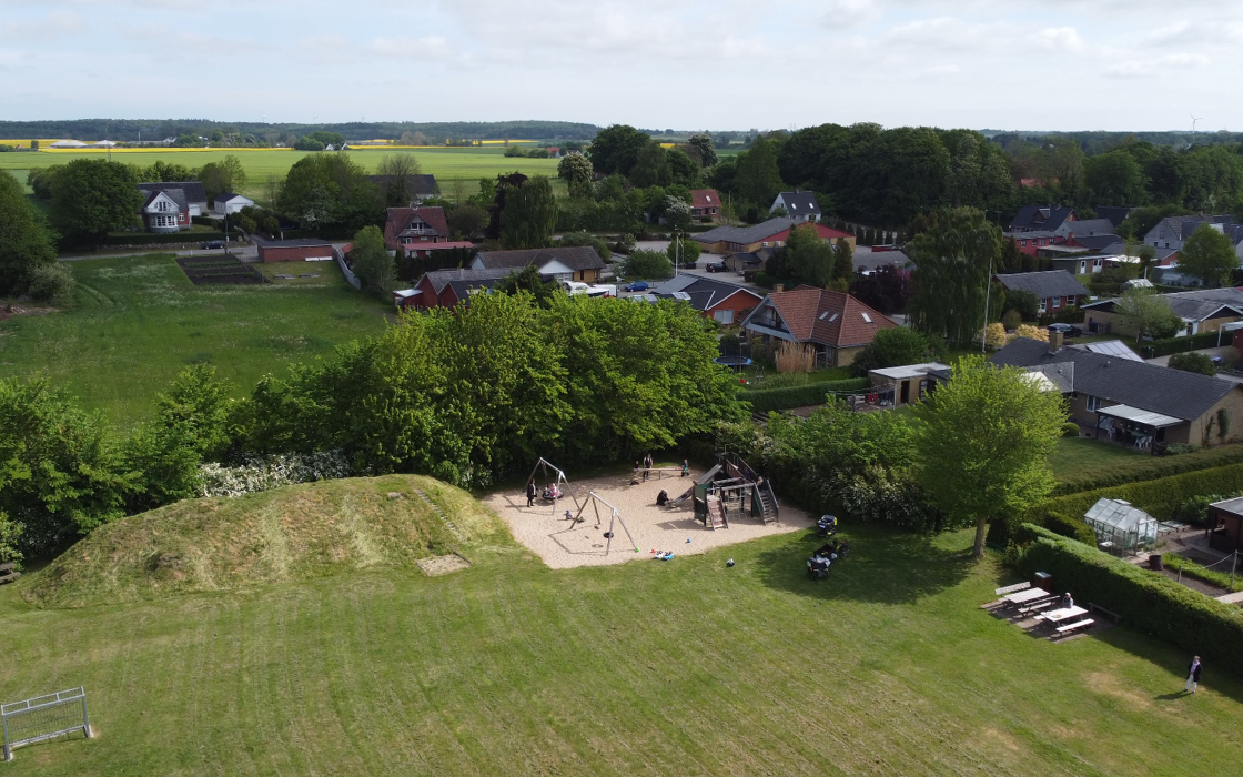 Legeplads og foto over Uggerslev på Nordfyn