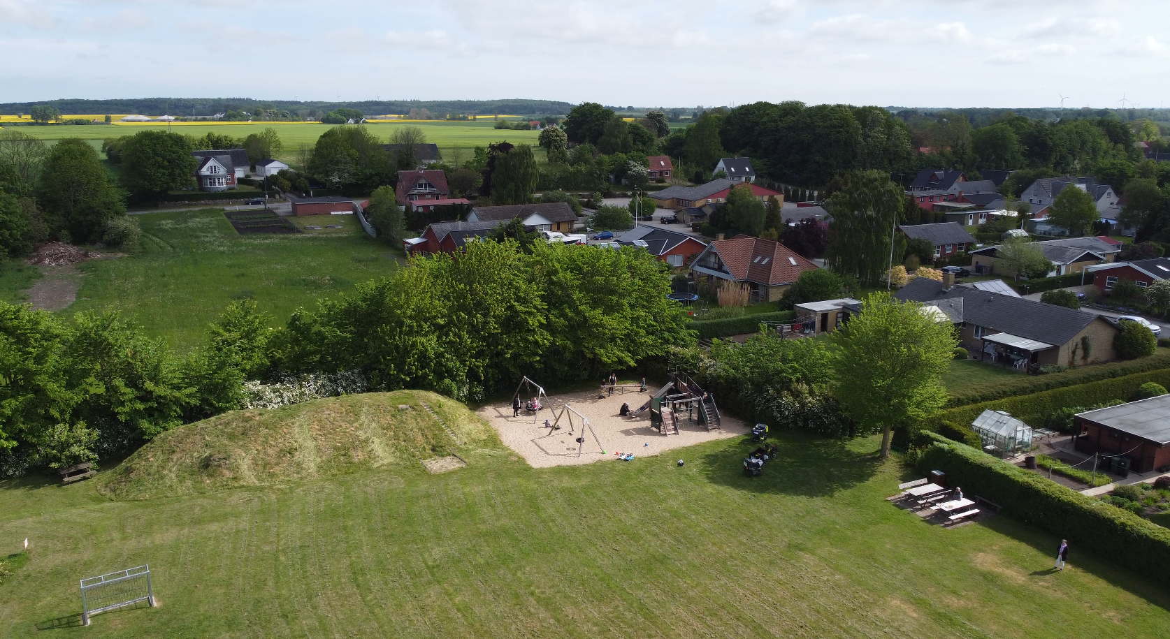 Legeplads og foto over Uggerslev på Nordfyn
