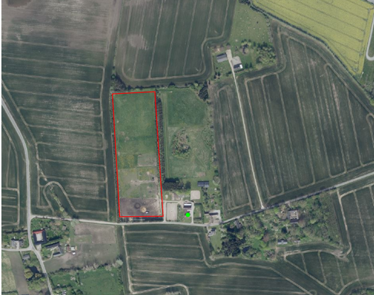 Oversigtsfoto, der viser placeringen af ridebanen på ejendommen.