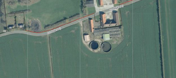 Oversigtsfoto over ejendommen, der viser placeringen af gyllebeholderne.