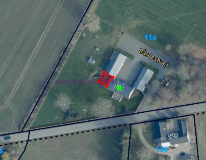 Oversigtsfoto over ejendommen, der viser placeringen af den overdækkede terasse imellem to bygninger.