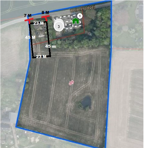 Oversigtsfoto over ejendommen, der viser placeringen af ridebanen.