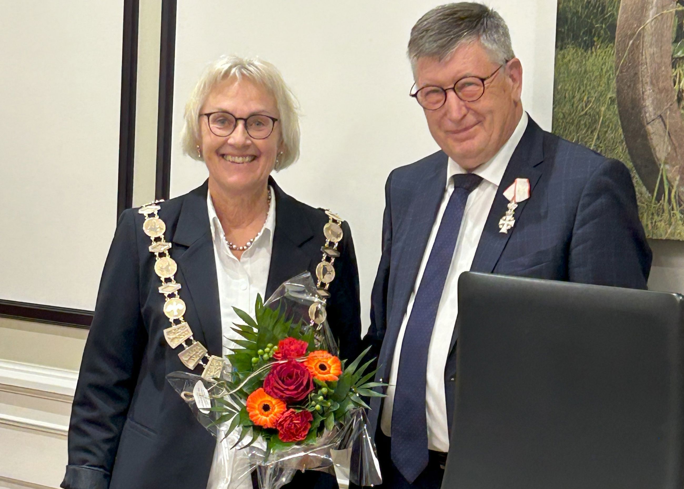 Nordfyns Kommunes længst siddende kommunalpolitiker Gert Rasmussen (A) gav Mette Landtved-Holm (V) borgmesterkæden på.