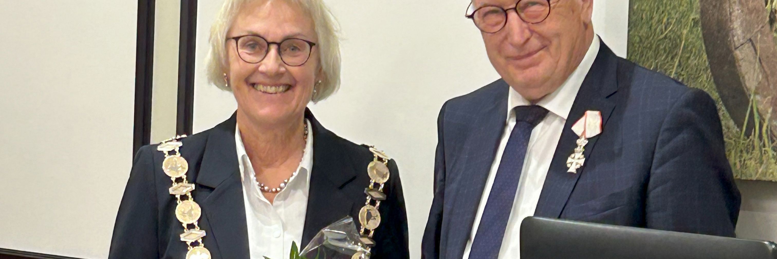 Nordfyns Kommunes længst siddende kommunalpolitiker Gert Rasmussen (A) gav Mette Landtved-Holm (V) borgmesterkæden på.