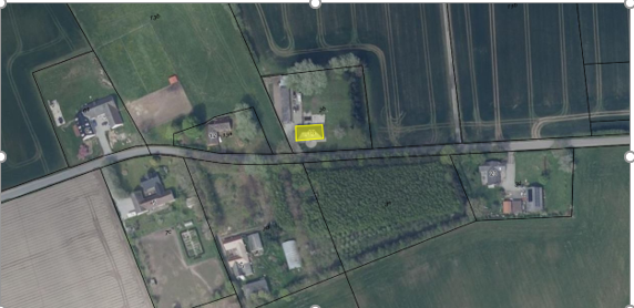 Luftfoto over ejendommen, hvor husets placering er angivet.