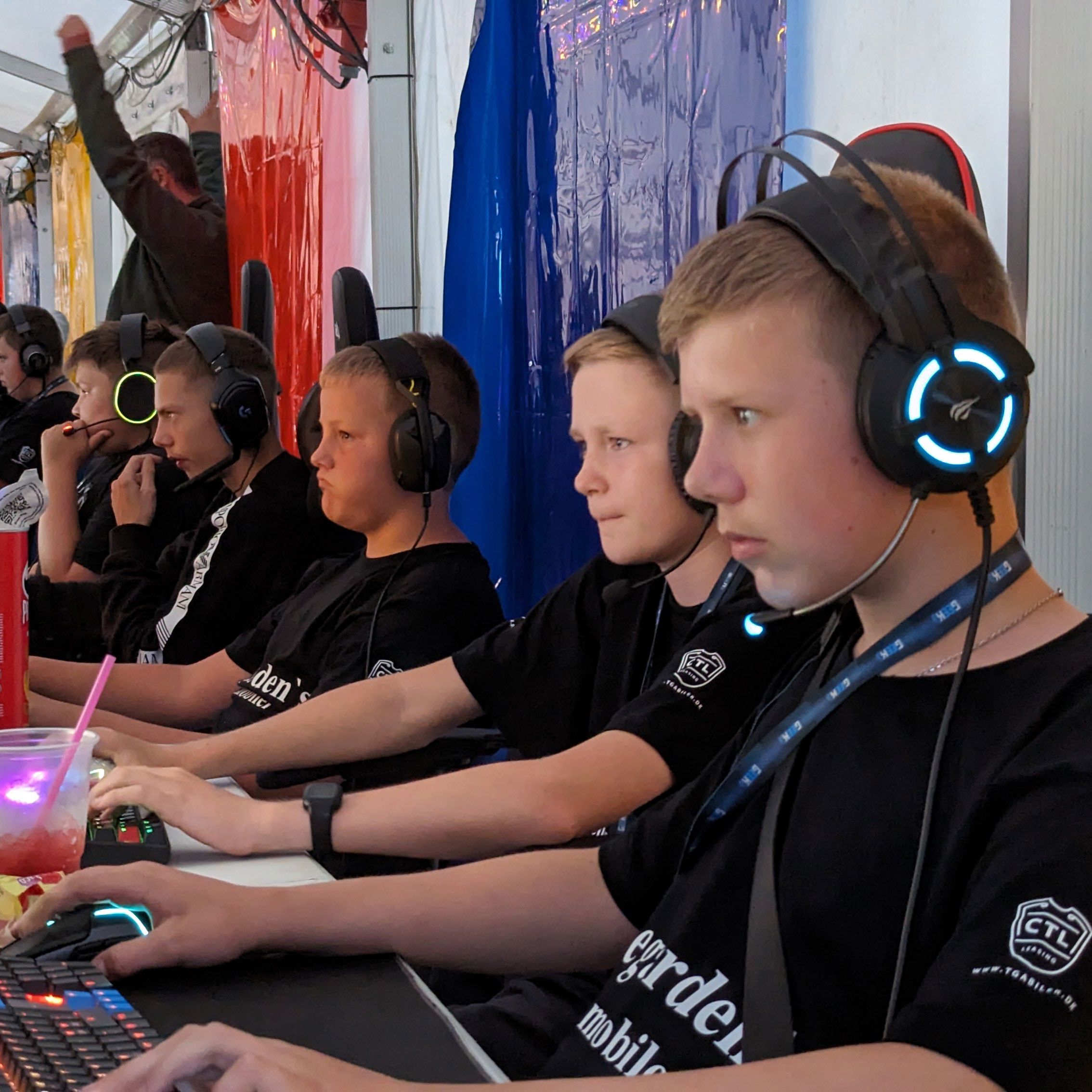 Billede af børn og unge, der deltager i OSG Gamers sommerlejr i juli 2023.