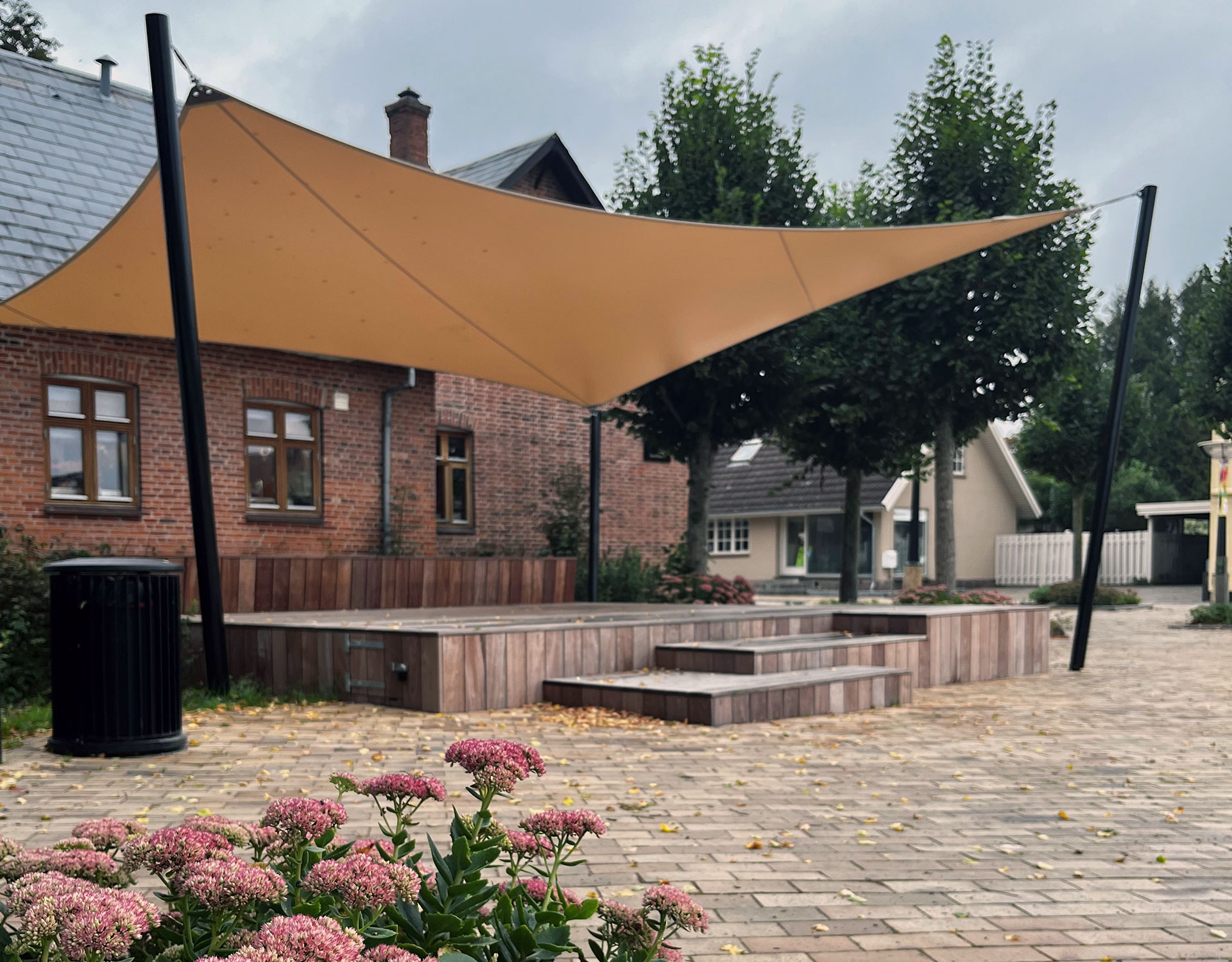 Udendørs scene i Søndersø bymidte