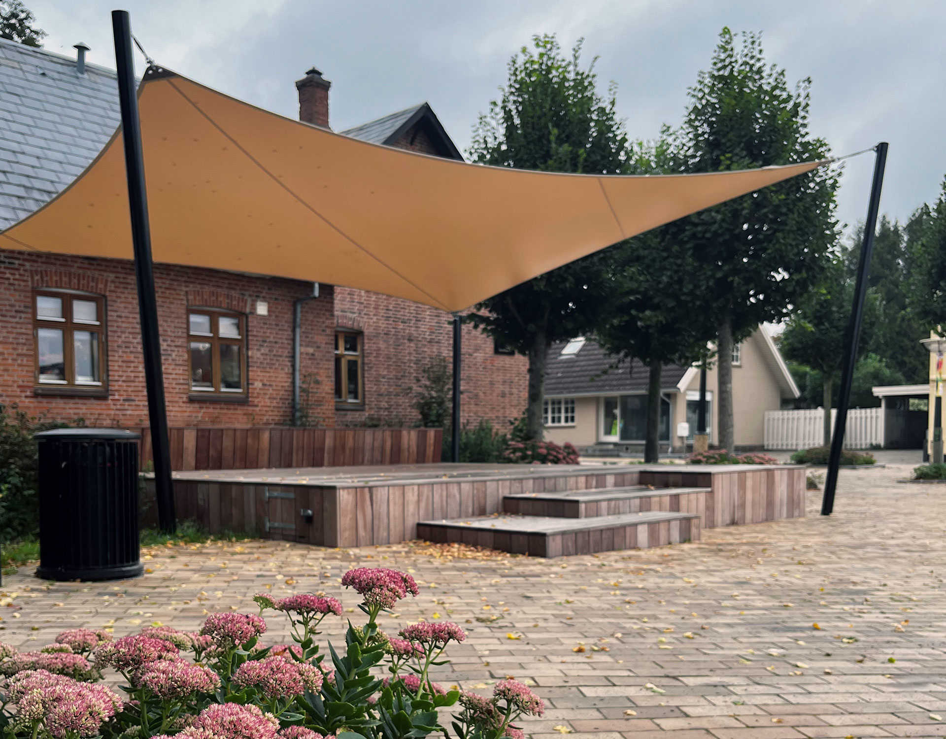 Udendørs scene i Søndersø bymidte