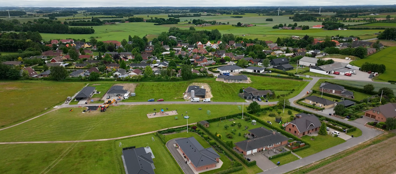 Dronebillede af Særslev by - særligt det nyere boligområde Slagstrupvænget i det nordlige Særslev.