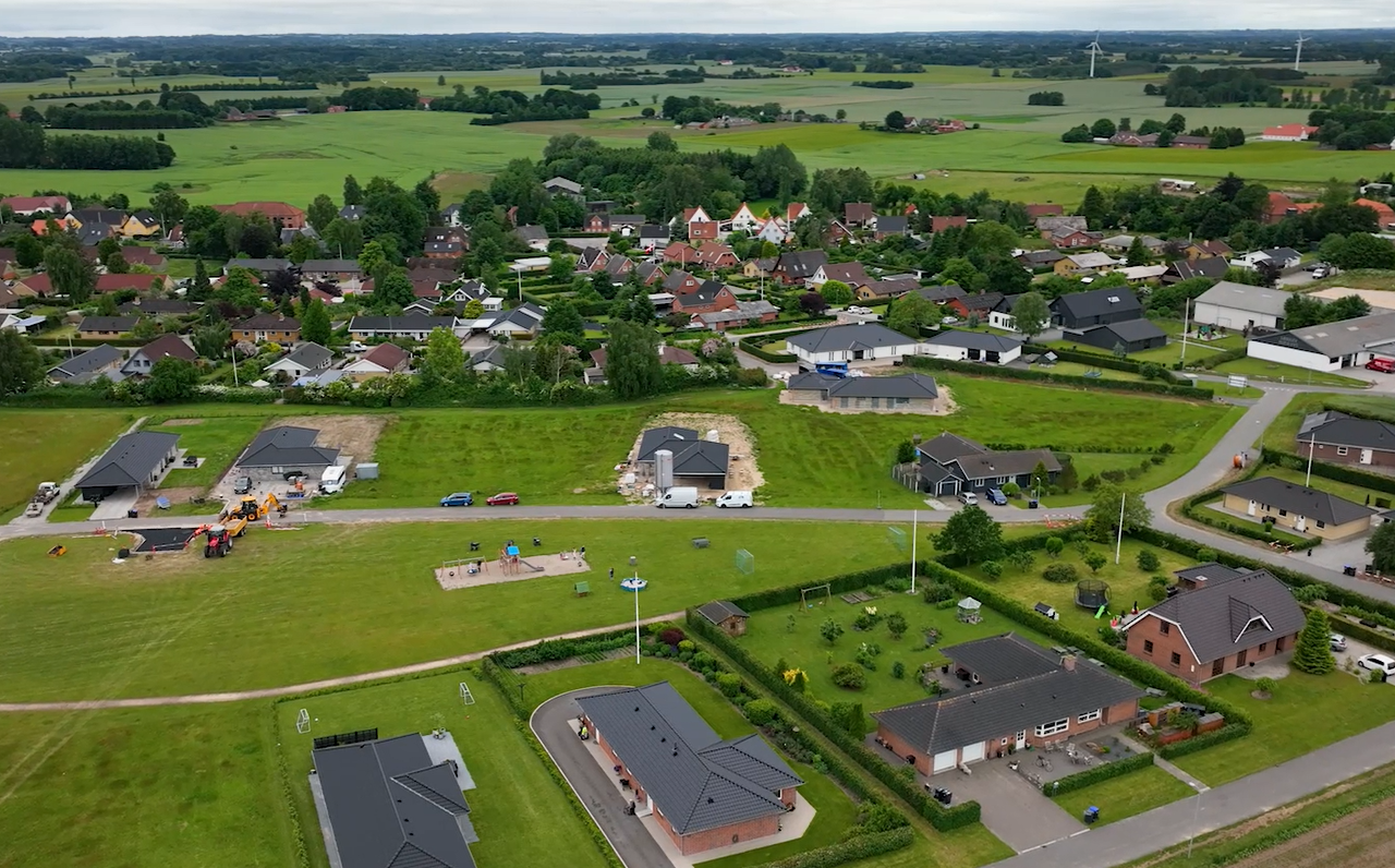 Dronebillede af Særslev by - særligt det nyere boligområde Slagstrupvænget i det nordlige Særslev.