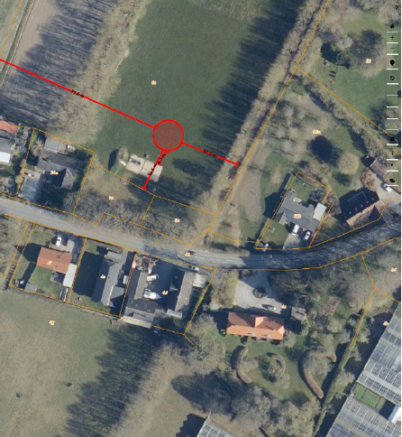 Oversigtsfoto, der viser placeringen af bålhytten på ejendommen.