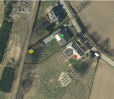 Luftfoto over ejendommen, hvor placeringen af shelteret er vist.