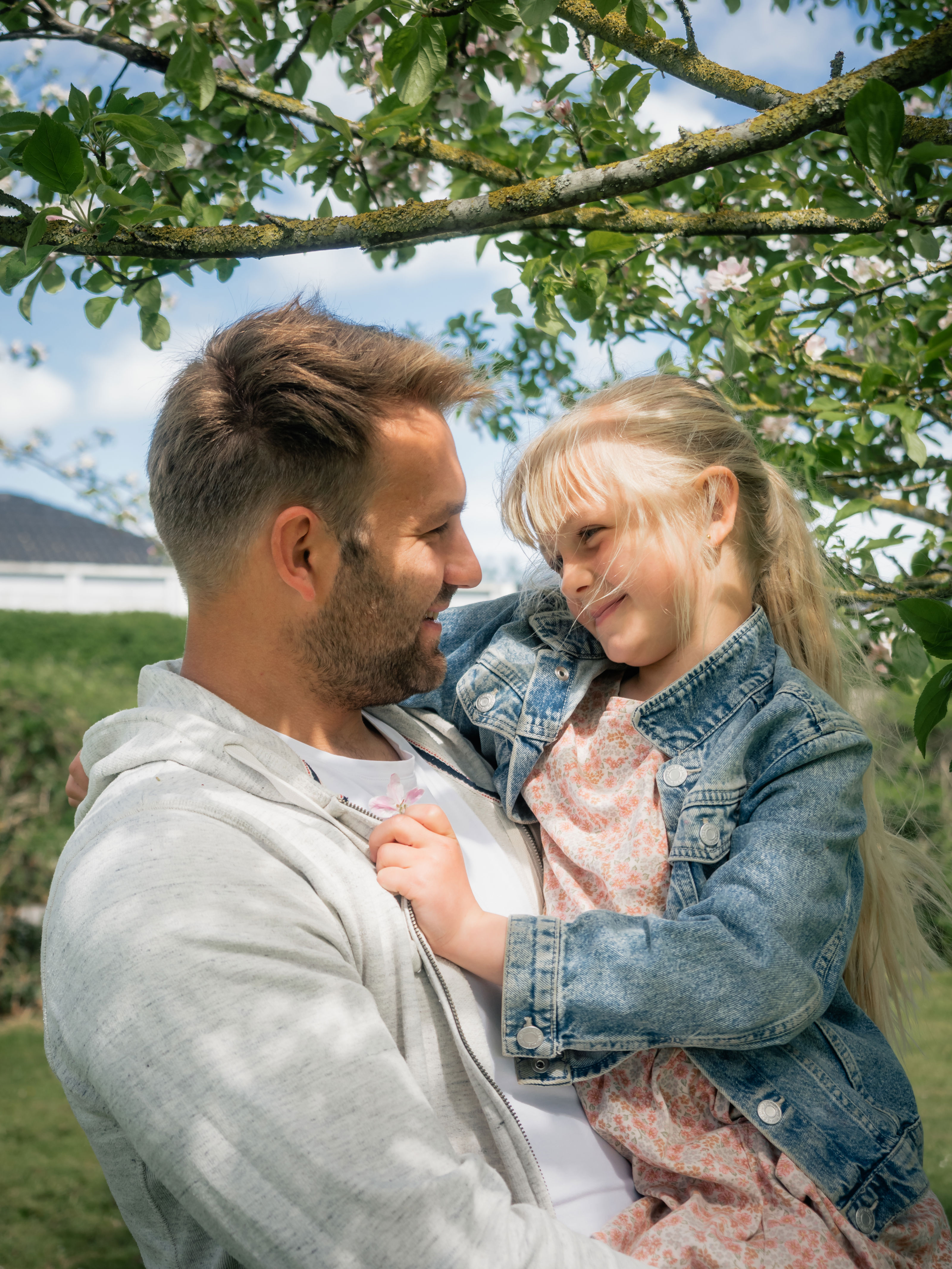 Far og datter i en have i Bogense.