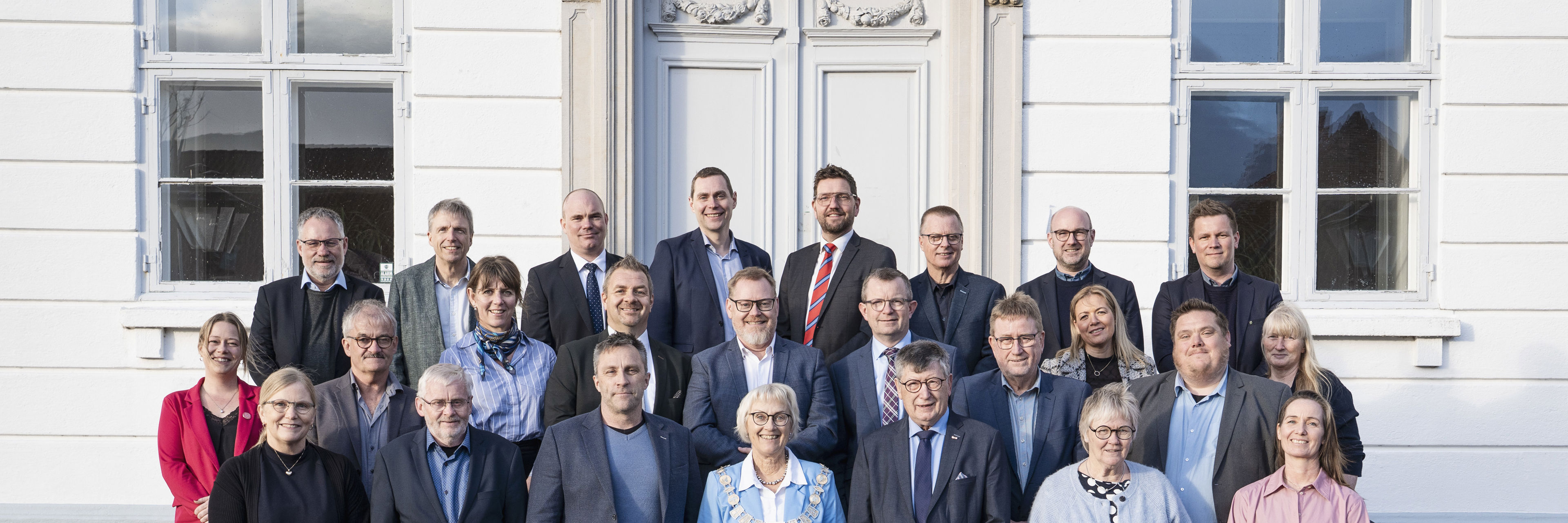 Den samlede kommunalbestyrelse 2026-2029 på trappen foran Bogense Rådhus