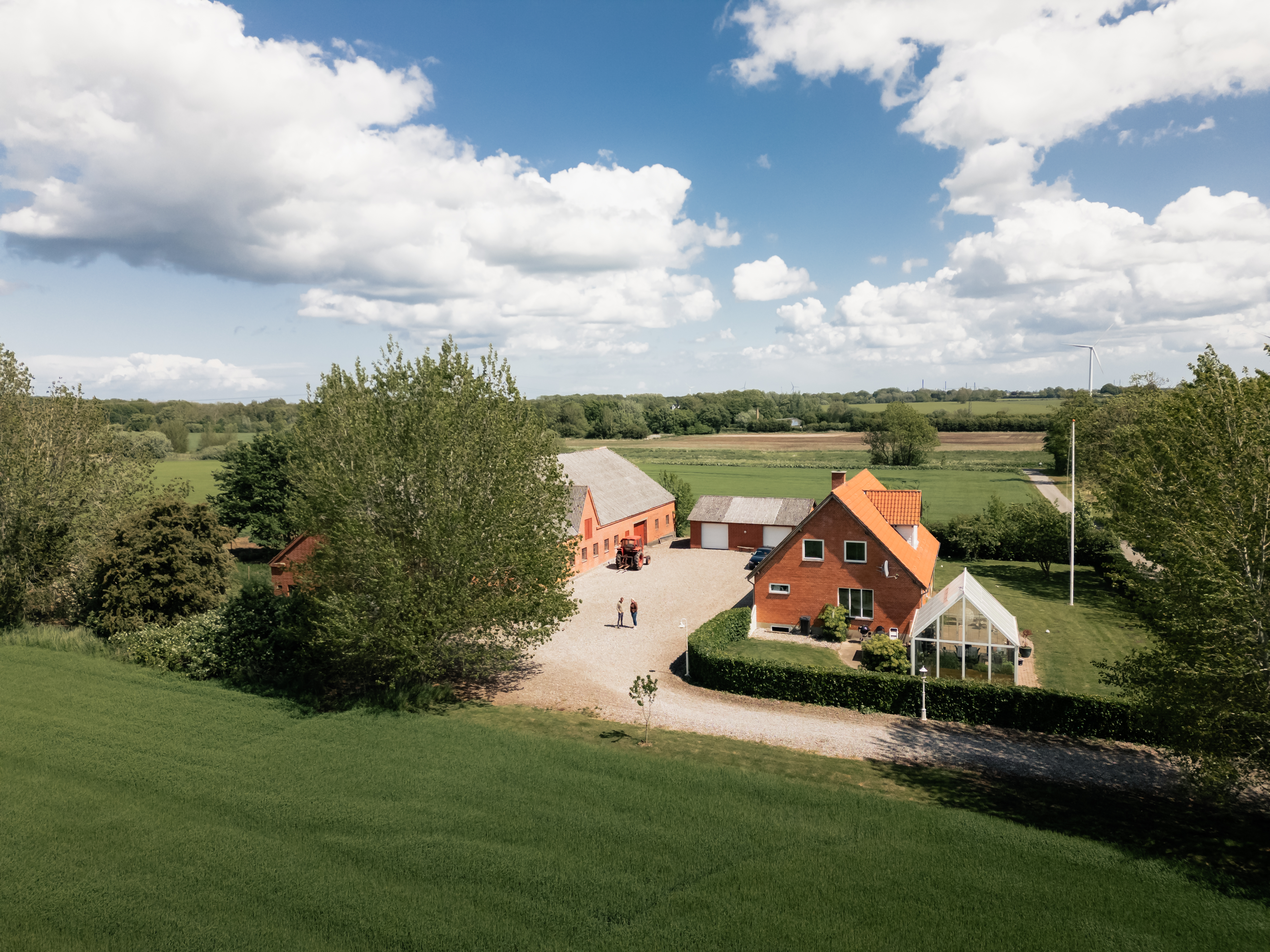 Dronebillede af landejendom i Uggerslev.