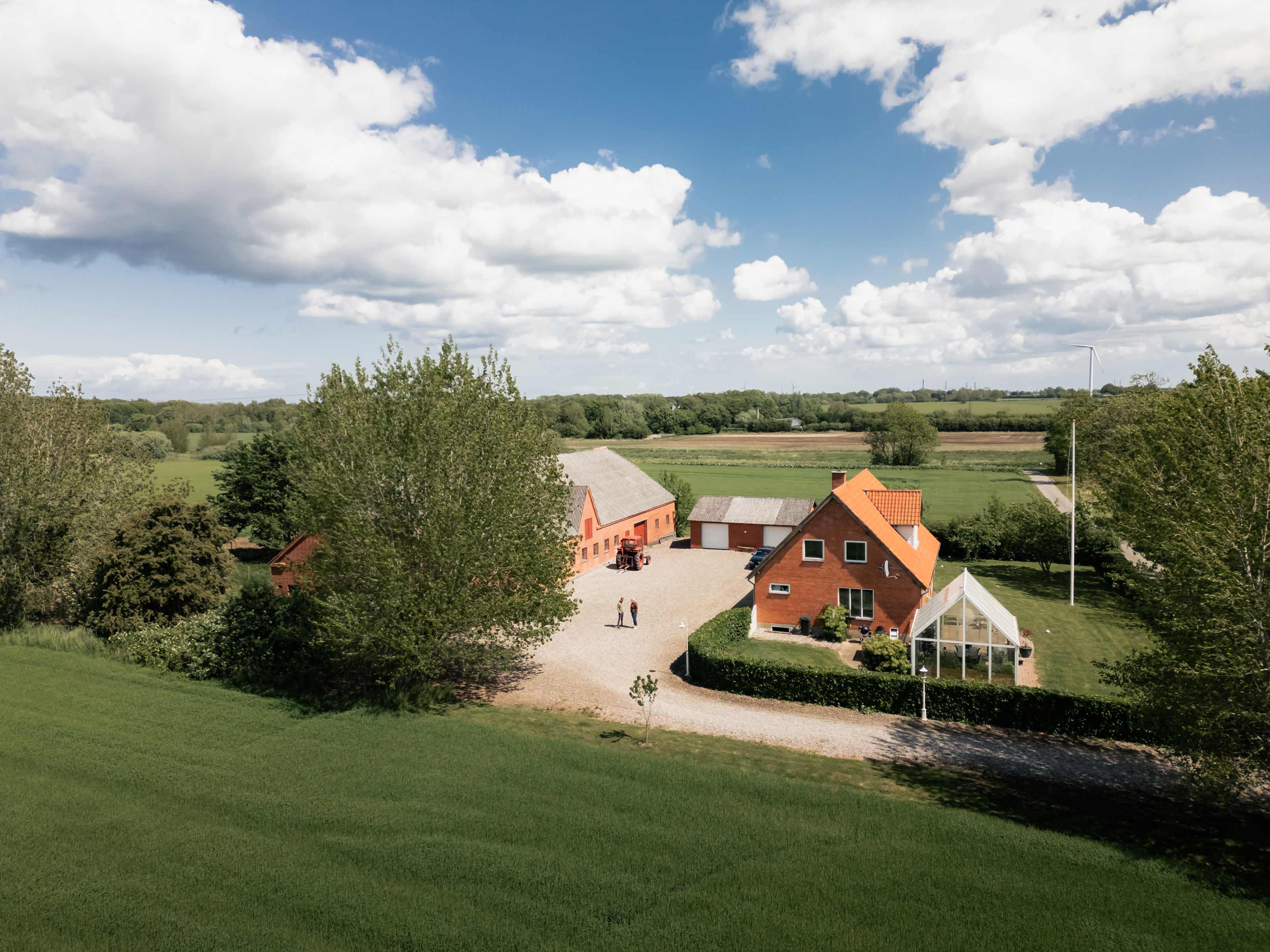 Dronebillede af landejendom i Uggerslev.