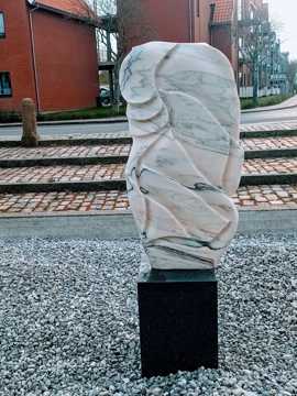 Fotoet viser skulpturen i bybilledet