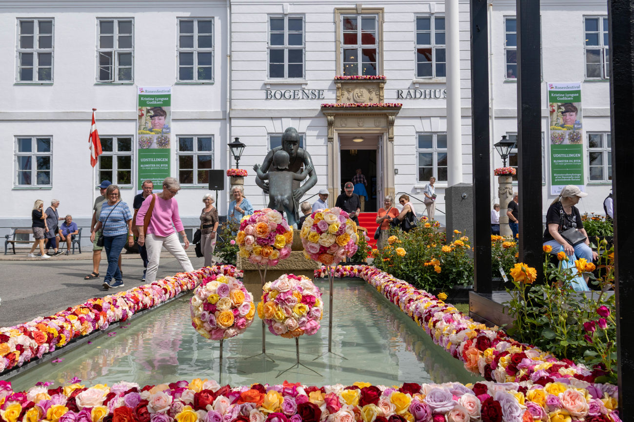 Blomsterudsmykning foran Bogense Rådhus i forbindelse med Rosenfestivalen.