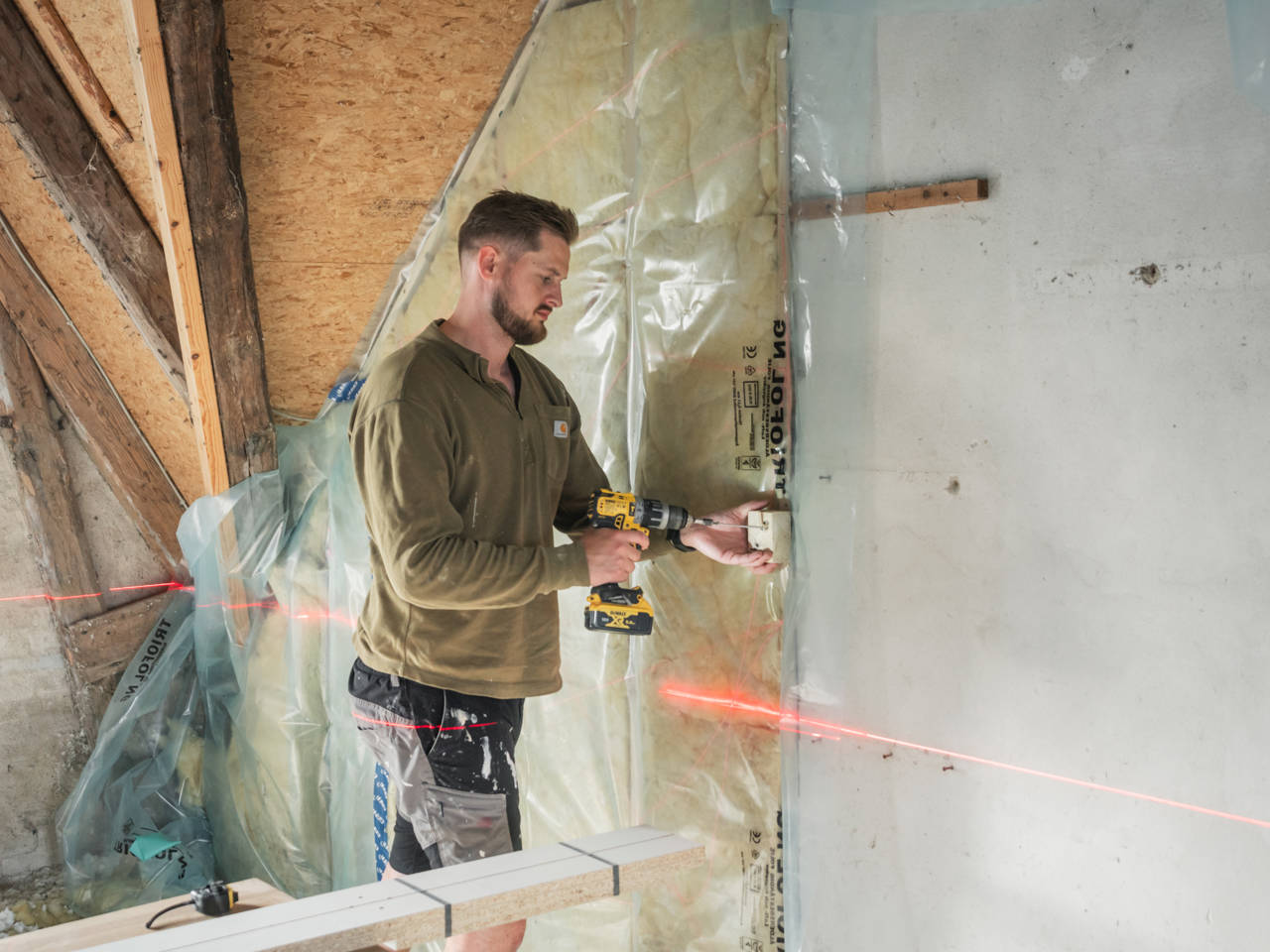 Mand, der er i gang med at renovere sin landejendom i Skamby.