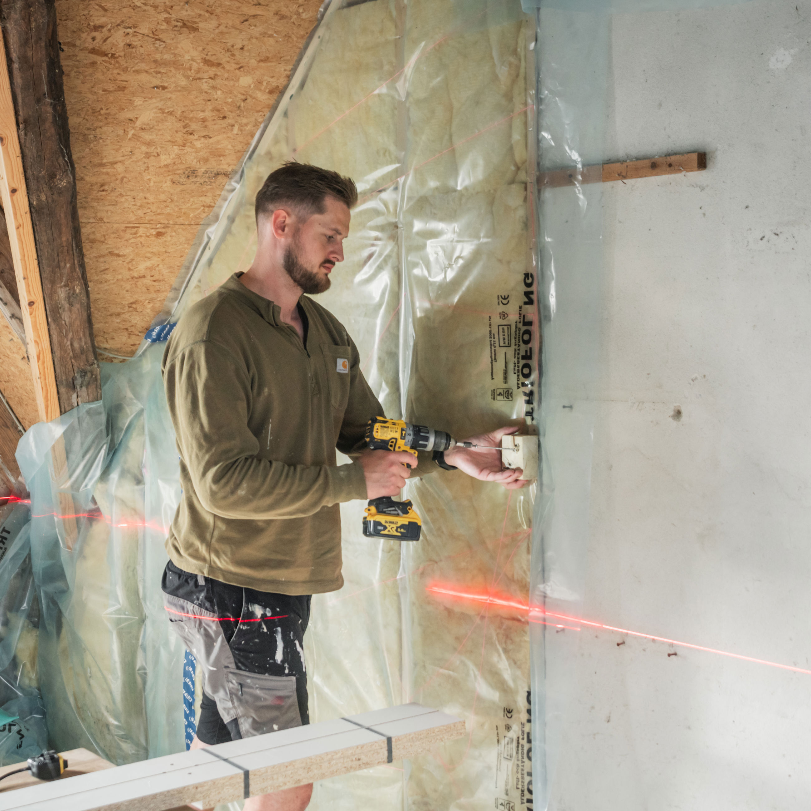 Mand, der er i gang med at renovere sin landejendom i Skamby.