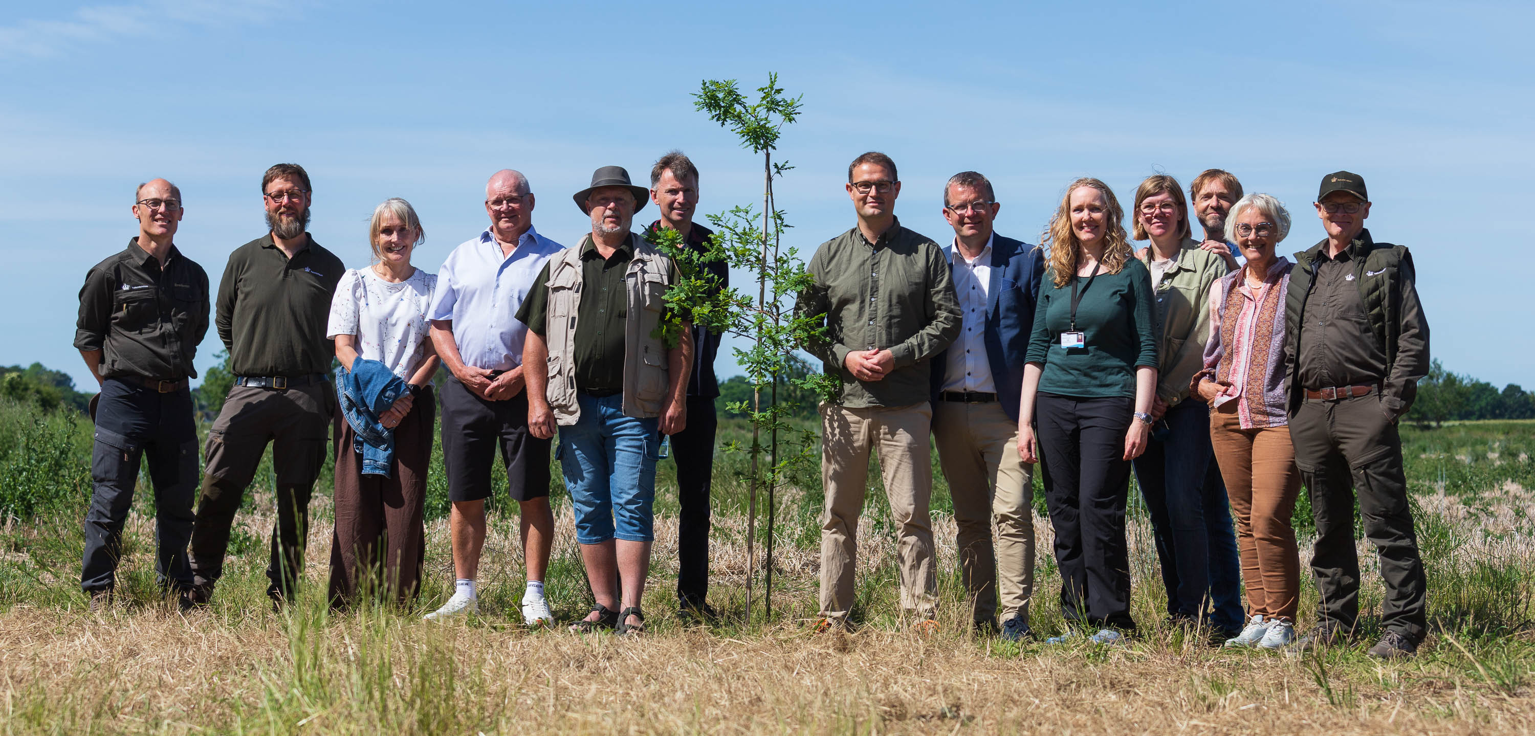 Projektets parter fra Naturstyrelsen, Otterup Vandværk, VandCenter Syd og Nordfyns Kommune står bag ved et nyplantet træ