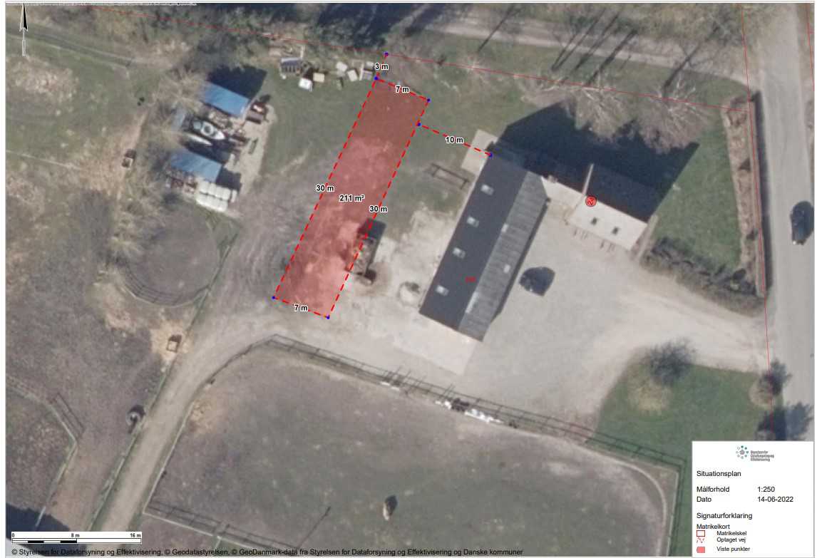 Situationsplan, der viser, hvor sadelrum og opbevaringshal skal placeres på ejendommen.