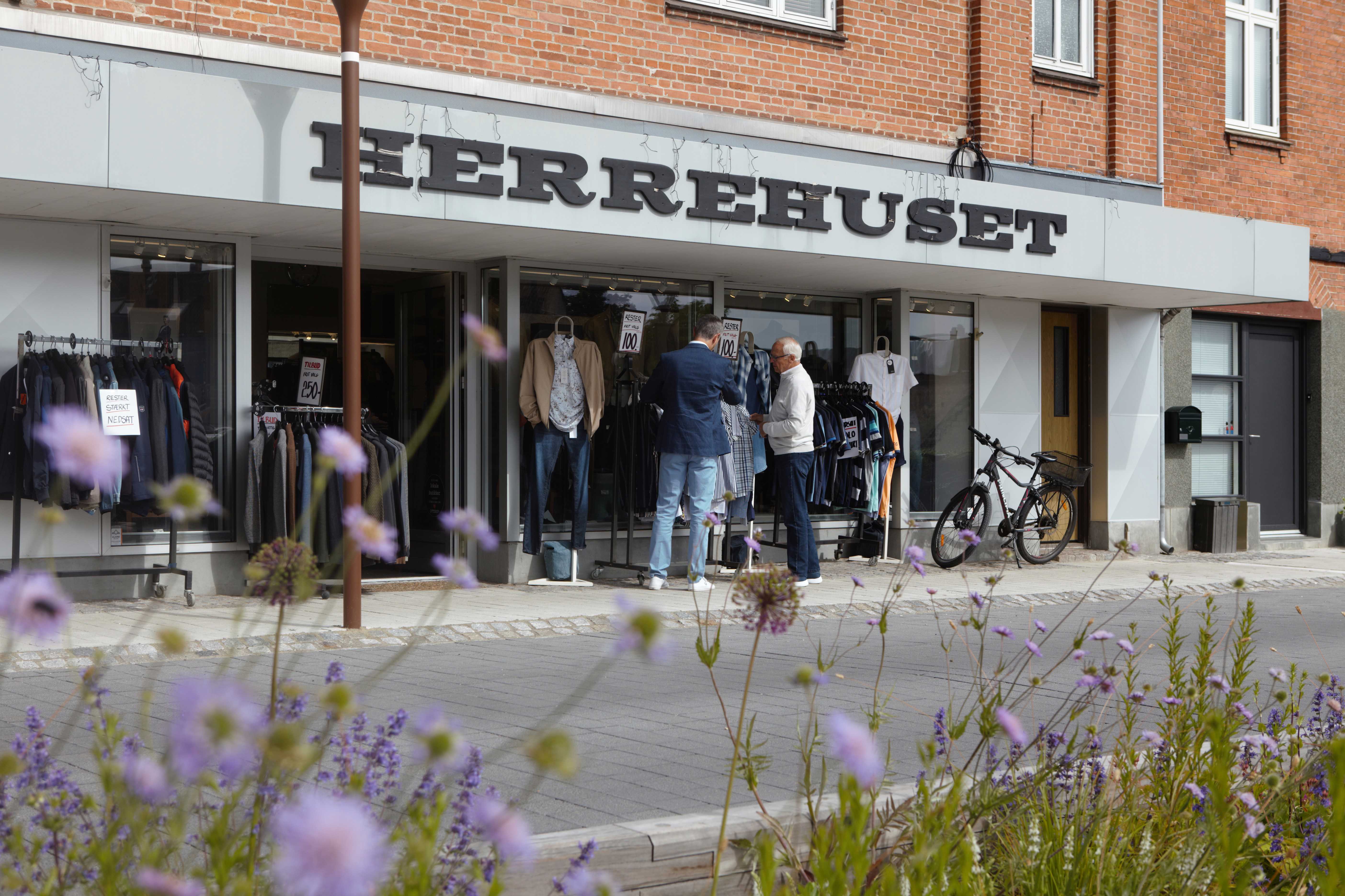 Billede af handelslivet i Otterup bymidte.