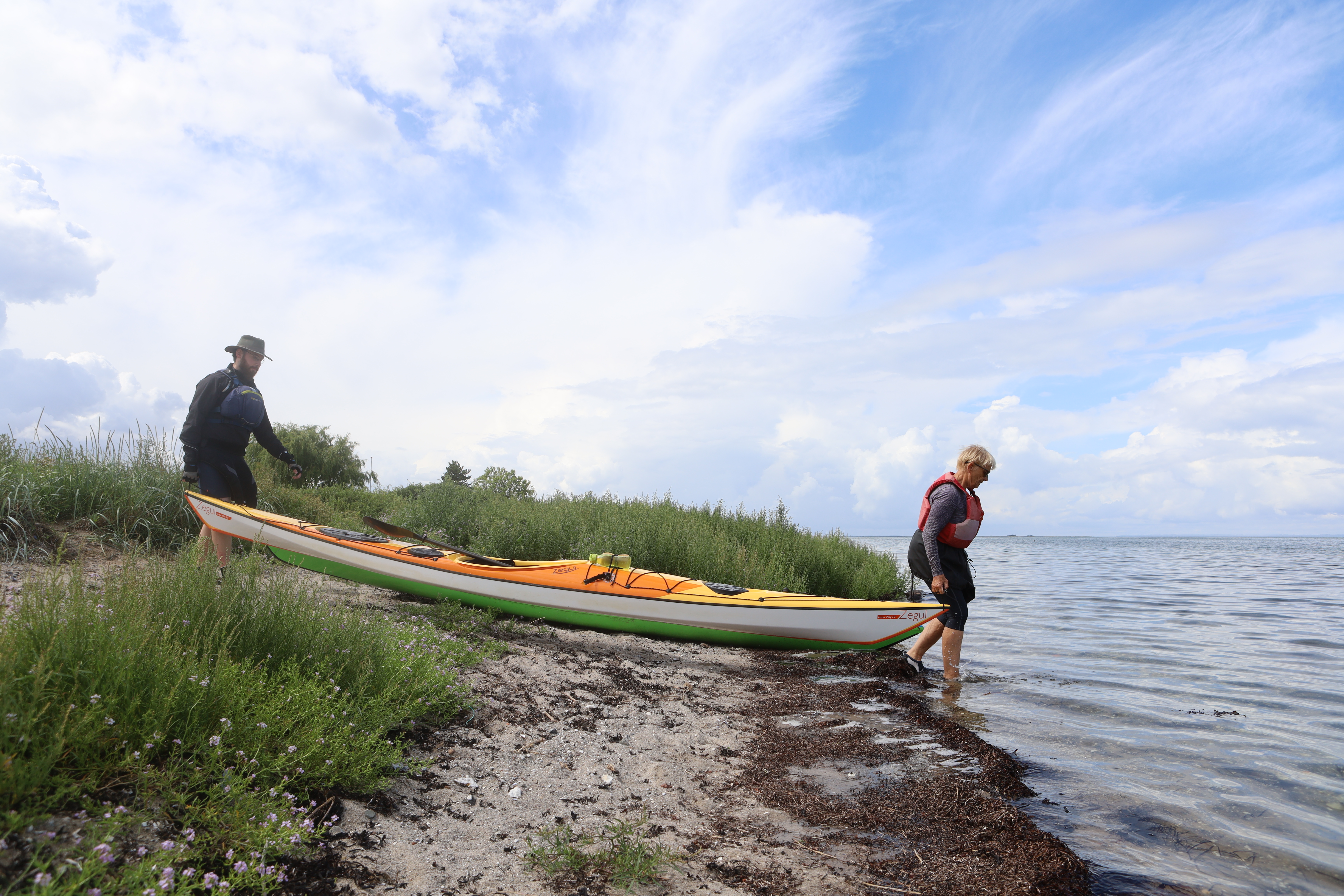 To personer med en kajak ved Nørreby Hals.