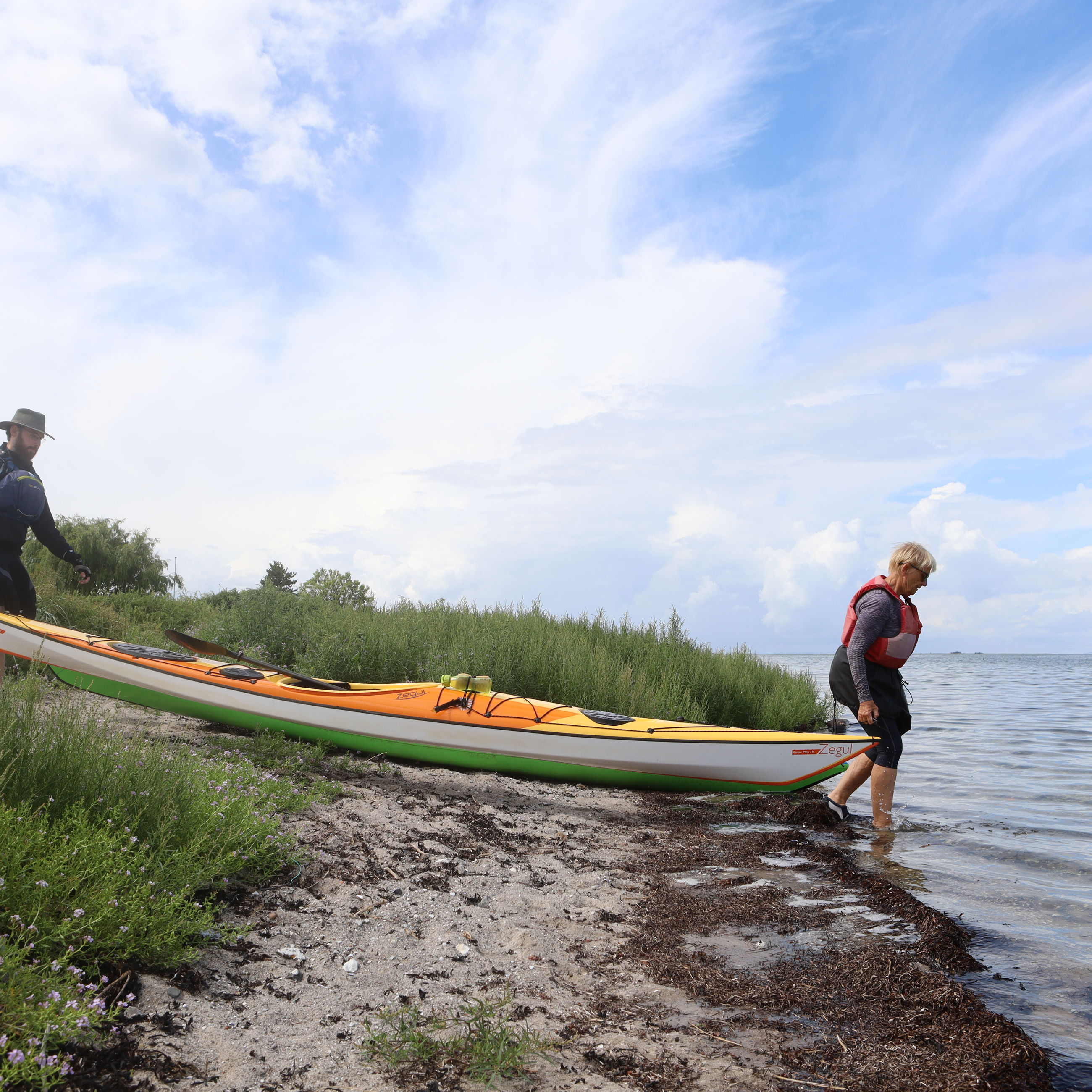 To personer med en kajak ved Nørreby Hals.