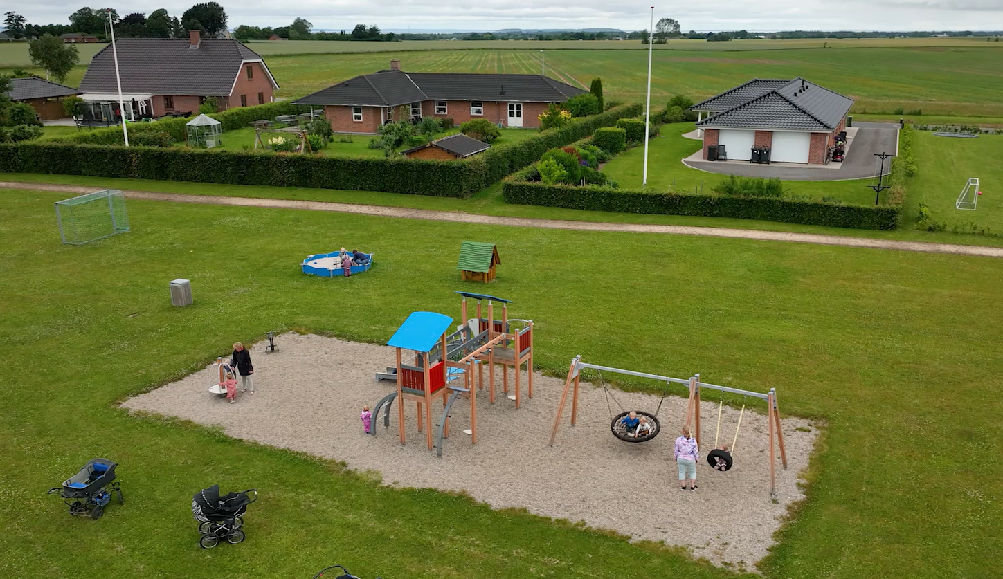 Dagplejere på tur på legepladsen ved det nyere boligområde ved Slagstrupvænget i Særslev.