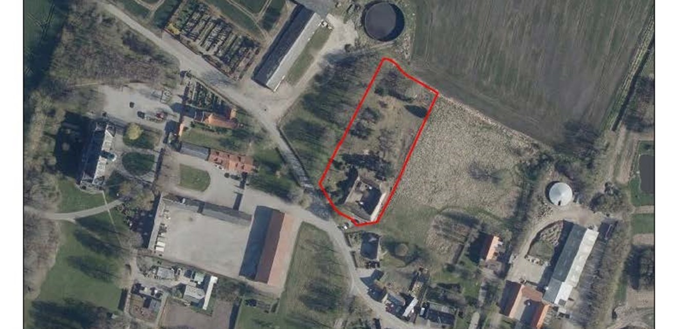 Figur 1: Luftfoto 2022. Oversigtskort over Østrup, der viser ejendommens placering, markeret med en rød linje. Nedenfor er vist garagens placering.